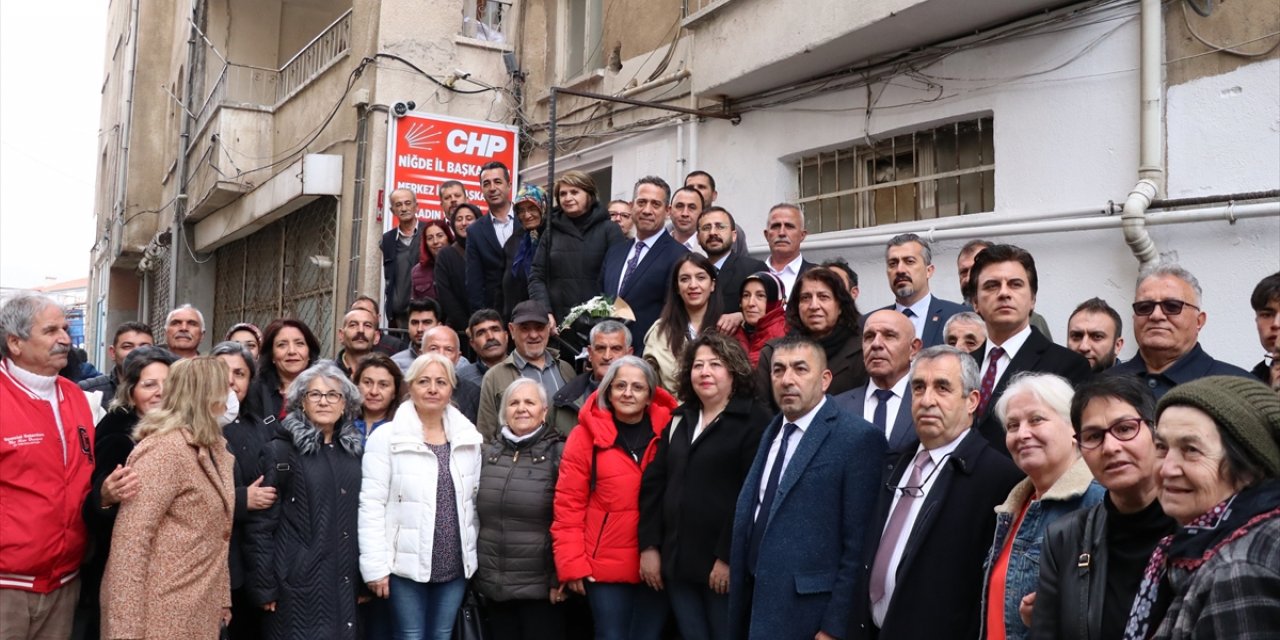 CHP Grup Başkanvekili Ali Mahir Başarır, Niğde'de esnafı ziyaret etti