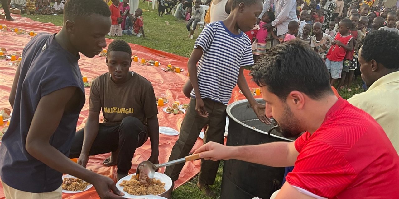 Amasya'daki İyilik Hareketi Derneği Uganda'da iftar sofrası kurdu