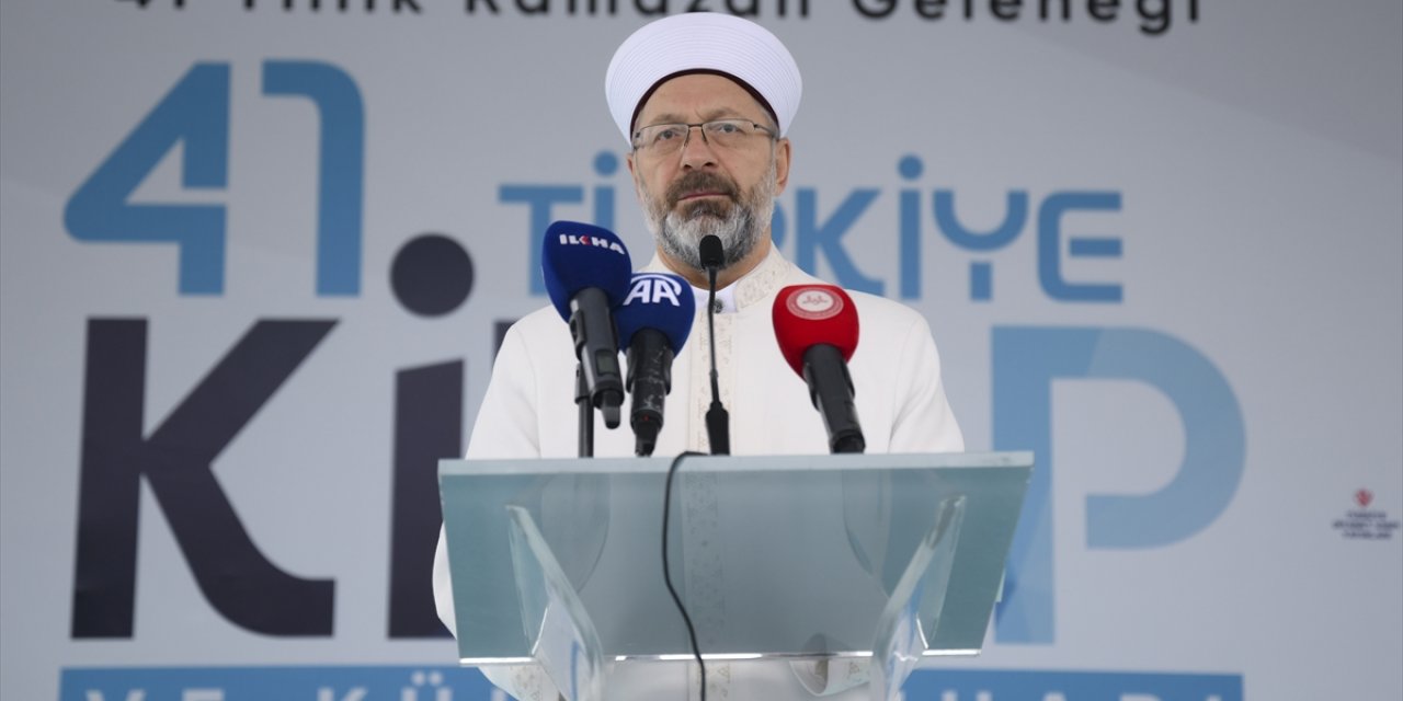 Diyanet İşleri Başkanı Erbaş, Fatih Camii'nde hutbe irat etti: