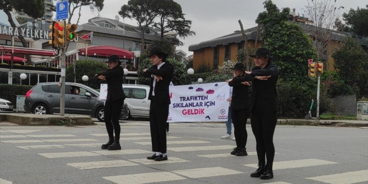 İstanbul'da trafikte bekleyenlere "moonwalk dansı" sürprizi