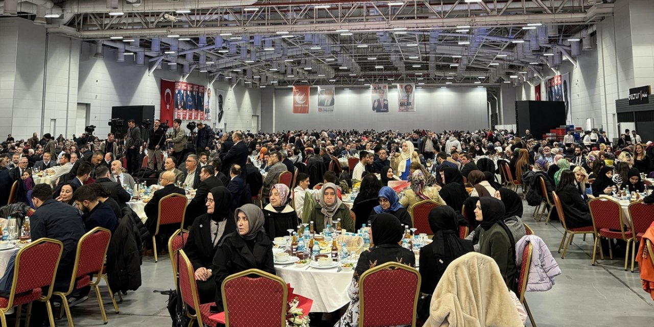 Yeniden Refah Partisi Genel Başkanı Erbakan, İstanbul'da iftar programında konuştu: