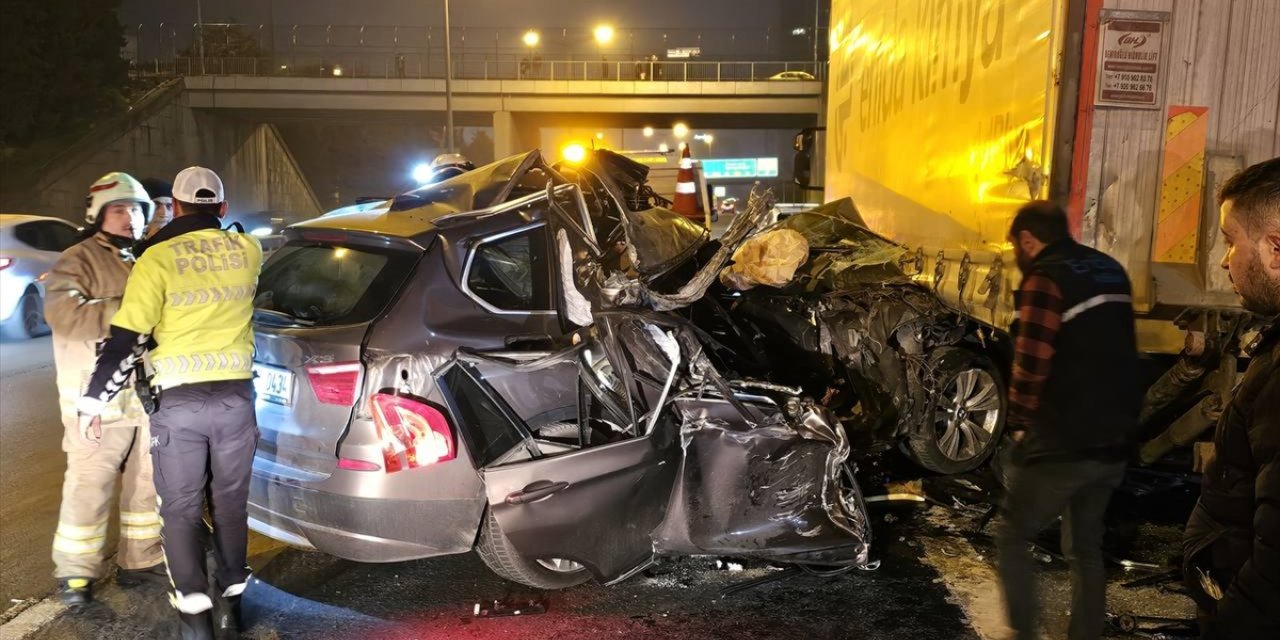 Bağcılar'da tırın altına giren otomobildeki 1 kişi ağır yaralandı