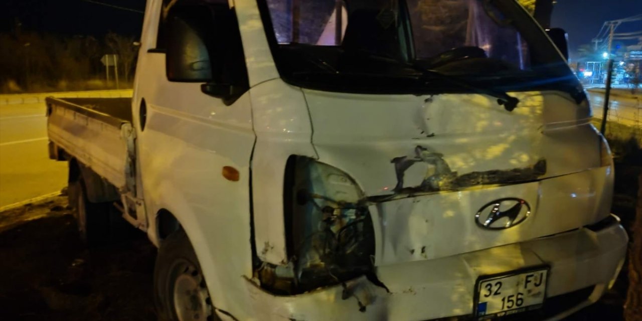 Isparta'da kamyonetle otomobilin çarpıştığı kazada 5 kişi yaralandı