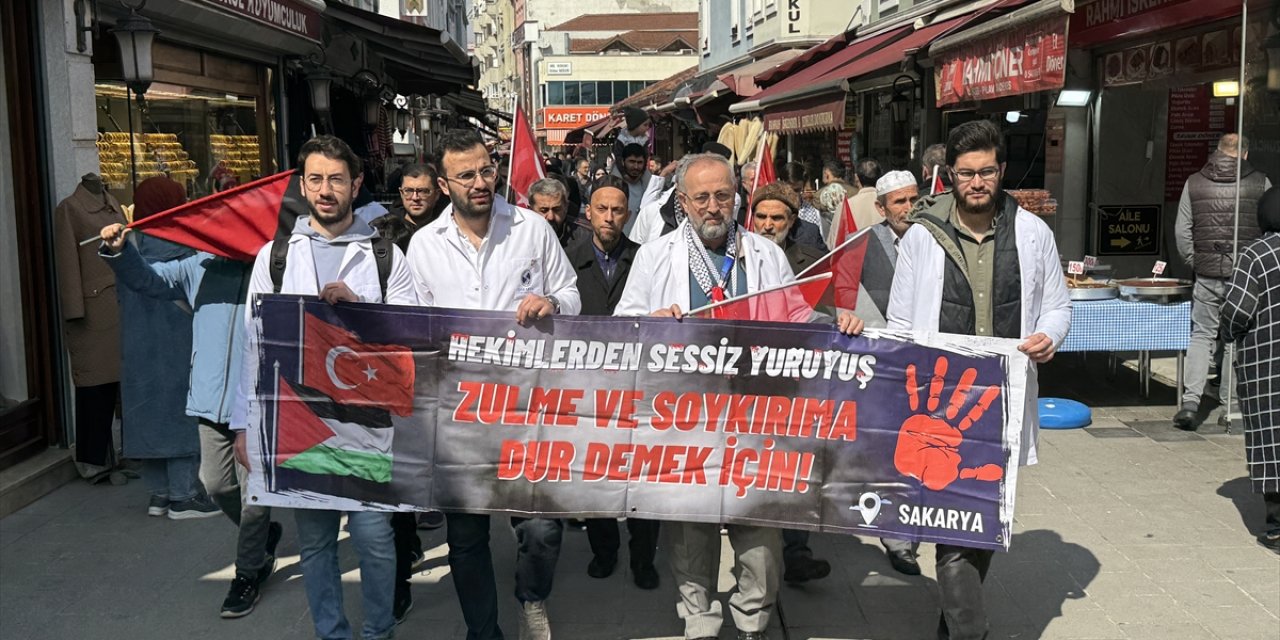 Sakarya'da hekimler ve sağlık çalışanları Gazze için "sessiz" yürüyüşlerini sürdürdü