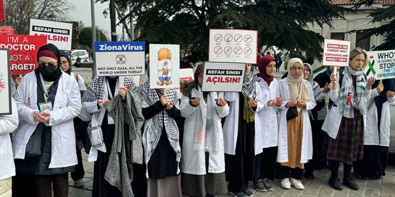 İstanbul'da doktorlar Gazze'ye destek için "sessiz" yürüyüş yaptı