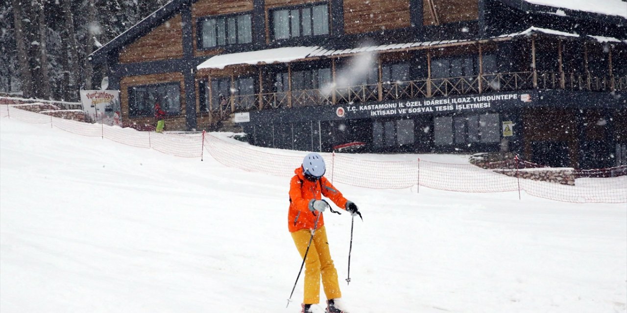 Ilgaz Yurduntepe Kayak Merkezi'nde mart ayında kayak yapılıyor