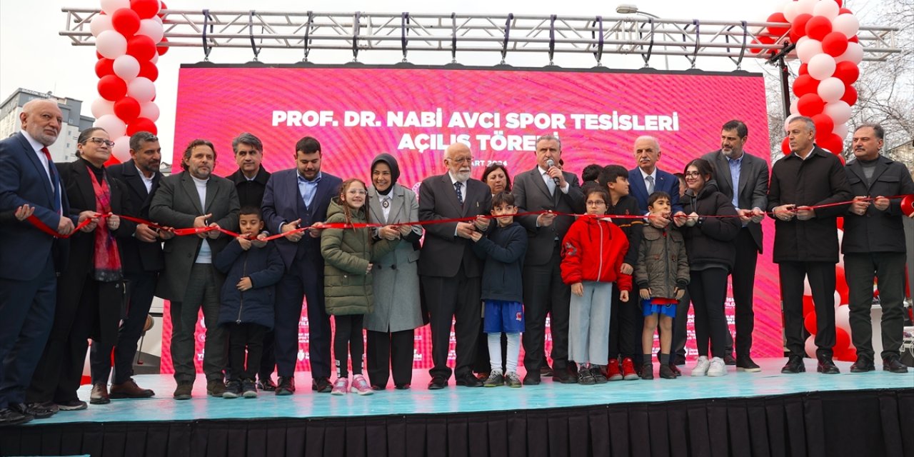Bakan Bak, Prof. Dr. Nabi Avcı Spor Tesisi'nin açılışını yaptı