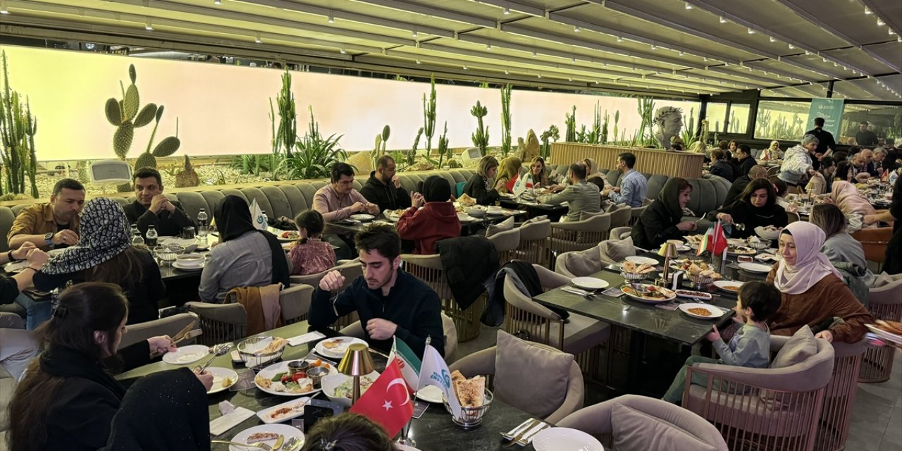 Tahran Yunus Emre Enstitüsü, öğrencilerine Türk restoranında iftar verdi