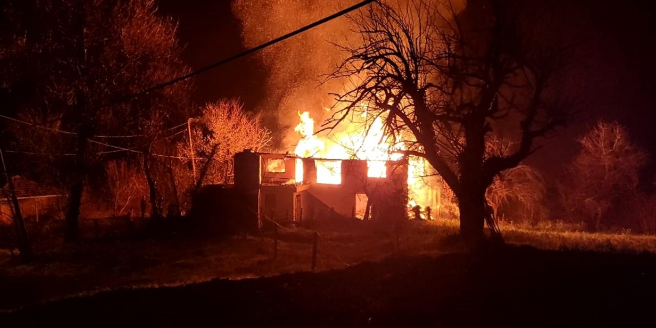 Kastamonu'da evinde yangın çıkan şehit annesi yaralandı