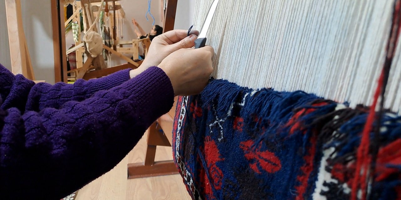 Kadın kursiyerler, Anadolu motifleriyle işledikleri Yağcıbedir halılarından gelir elde ediyor