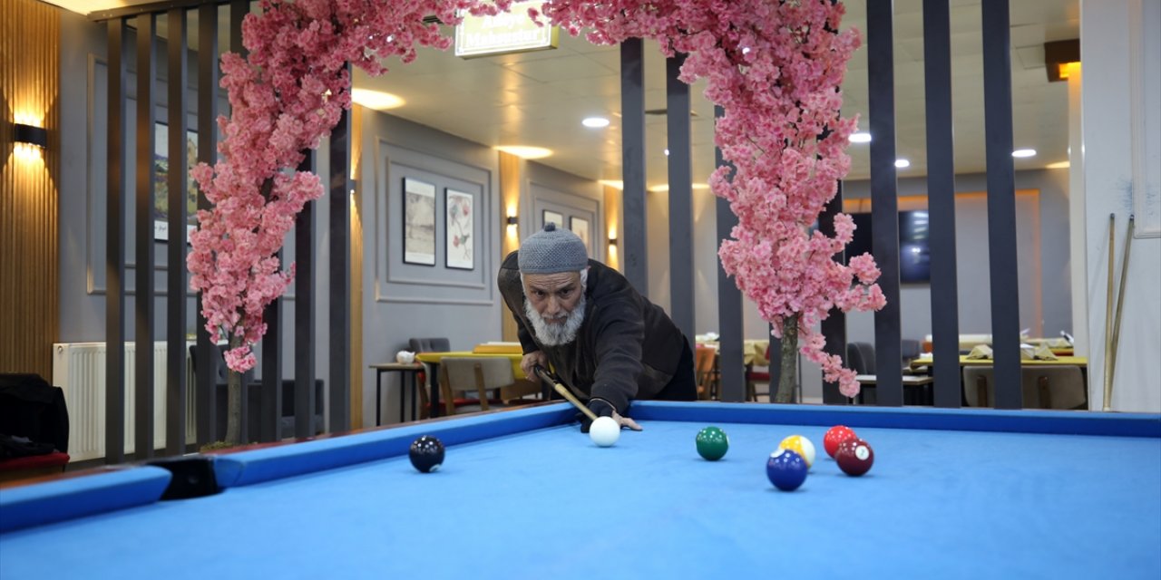 Muş'ta yaşayan 68 yaşındaki Turgut Özçilingir, bilardo tutkusuyla dikkati çekiyor