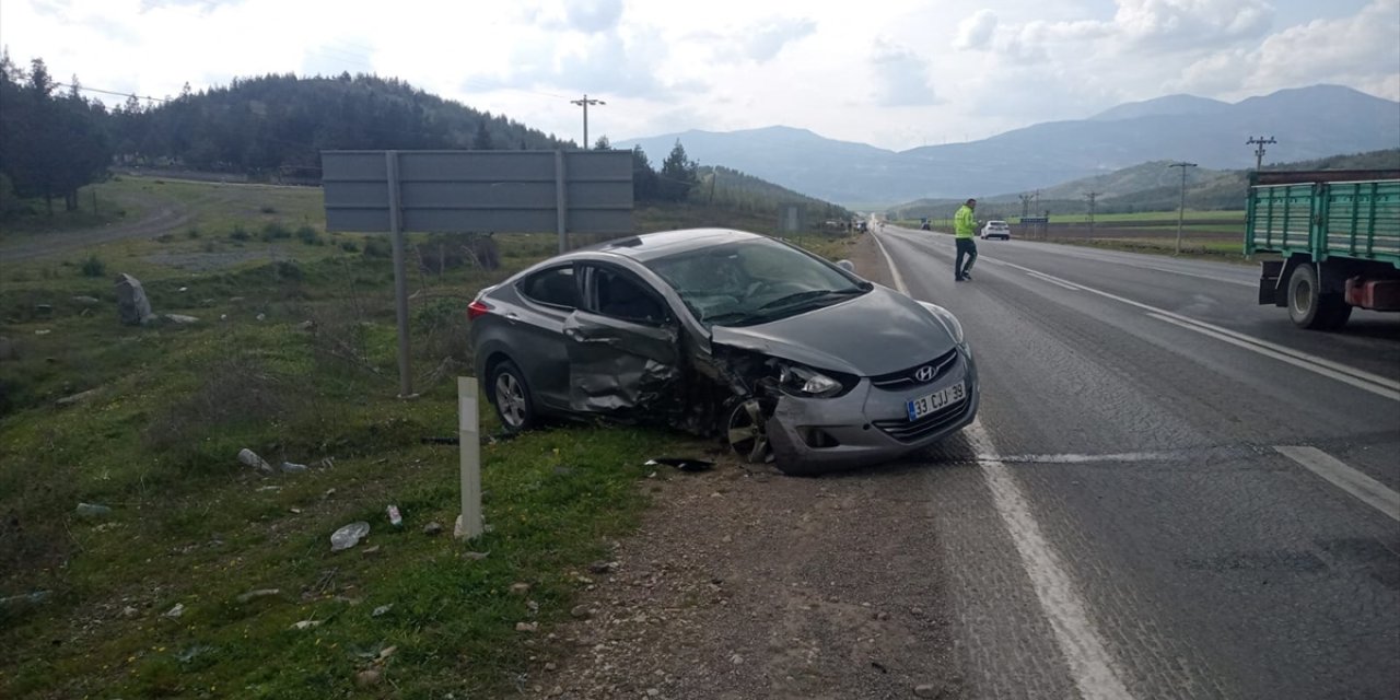 Gaziantep'te üç aracın karıştığı kazada 3 kişi yaralandı