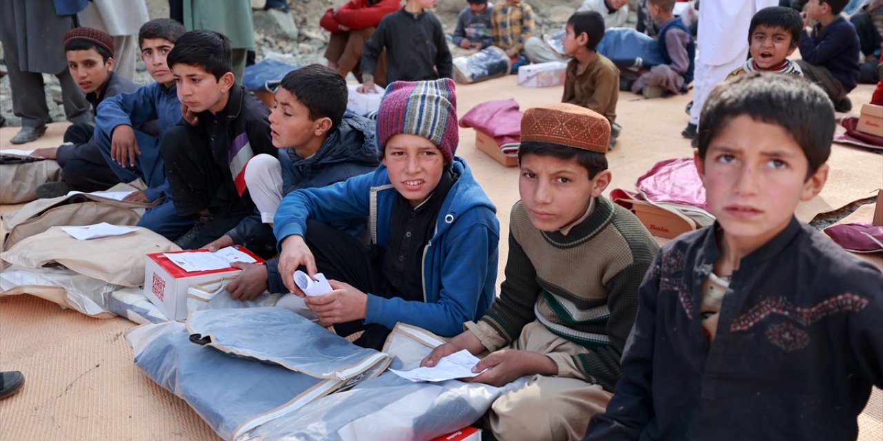 Türkiye Diyanet Vakfı, Pakistan'da çocuklara kıyafet ve ayakkabı hediye etti