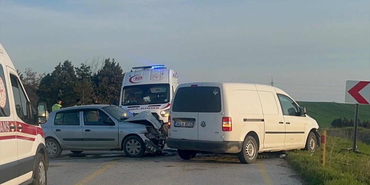 Tekirdağ'da otomobille hafif ticari araç çarpıştı, 7 kişi yaralandı