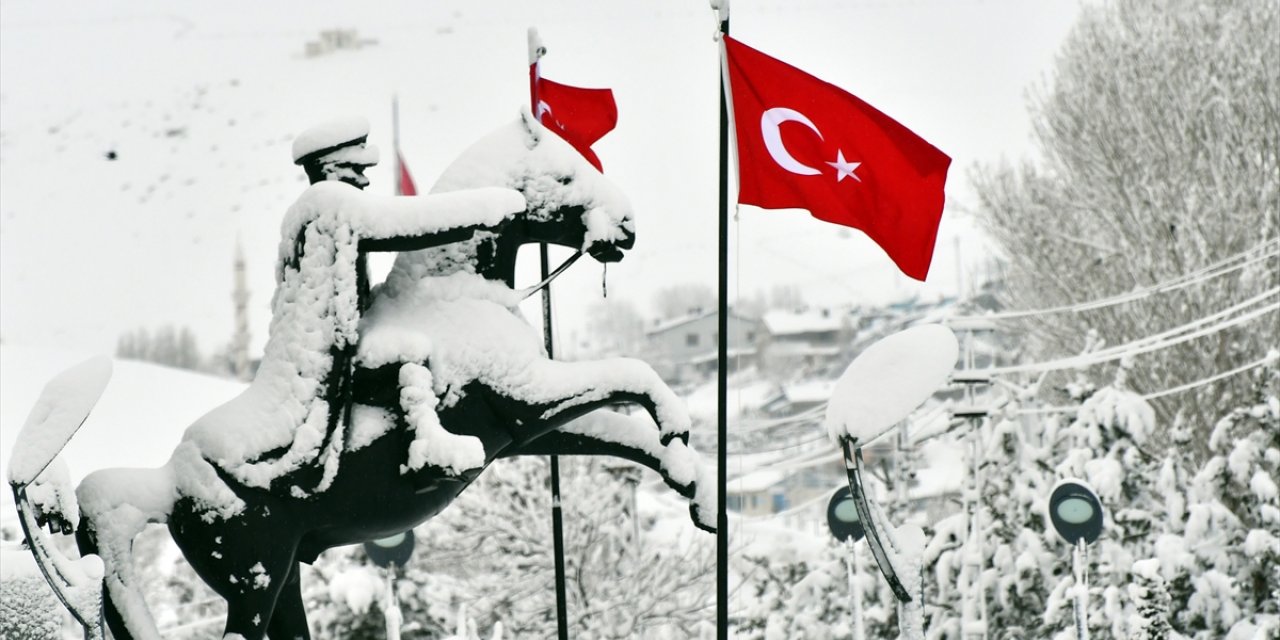 Erzurum, Kars ve Ardahan'da kar etkili oldu