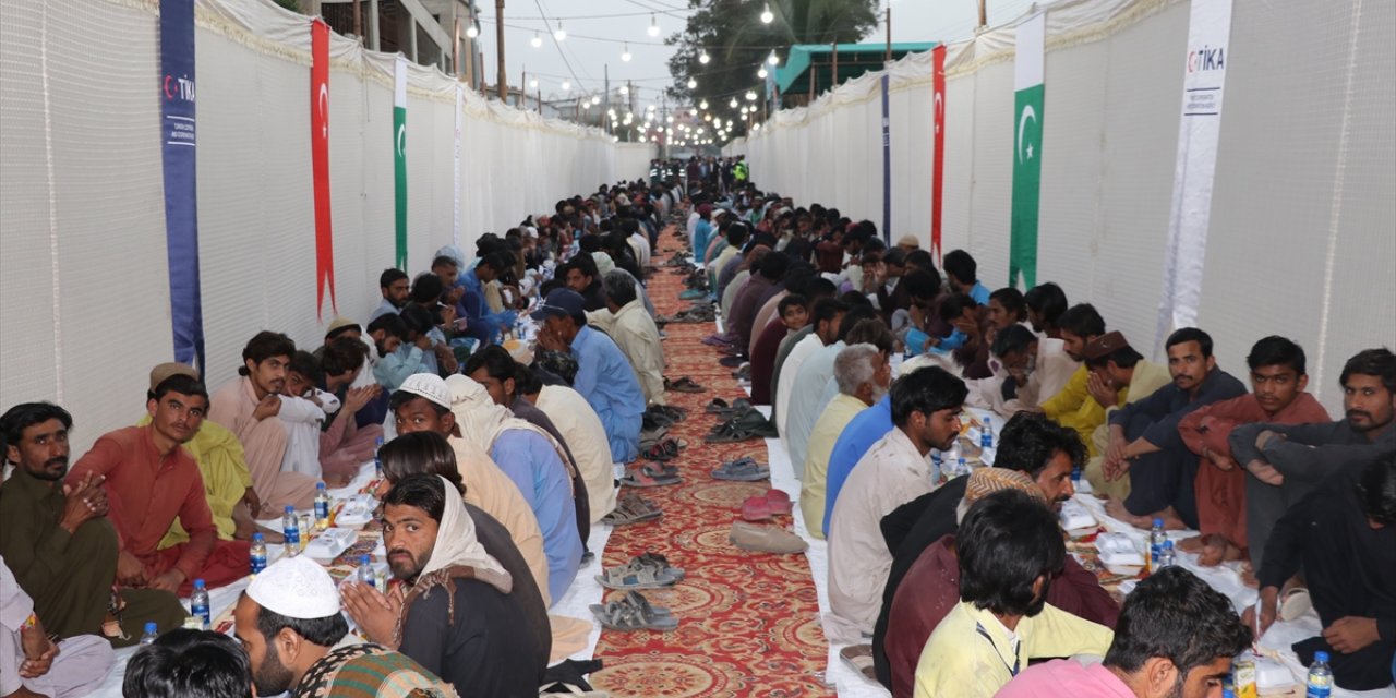 TİKA, Pakistan'da iftar sofrası kurdu