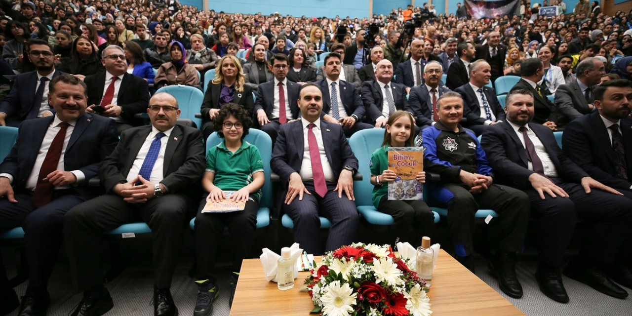 Sanayi ve Teknoloji Bakanı Kacır, Balıkesir Üniversitesi'nde gençlerle buluştu: