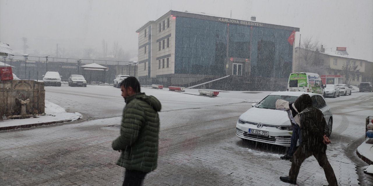 Bingöl Karlıova'da kar etkili oldu