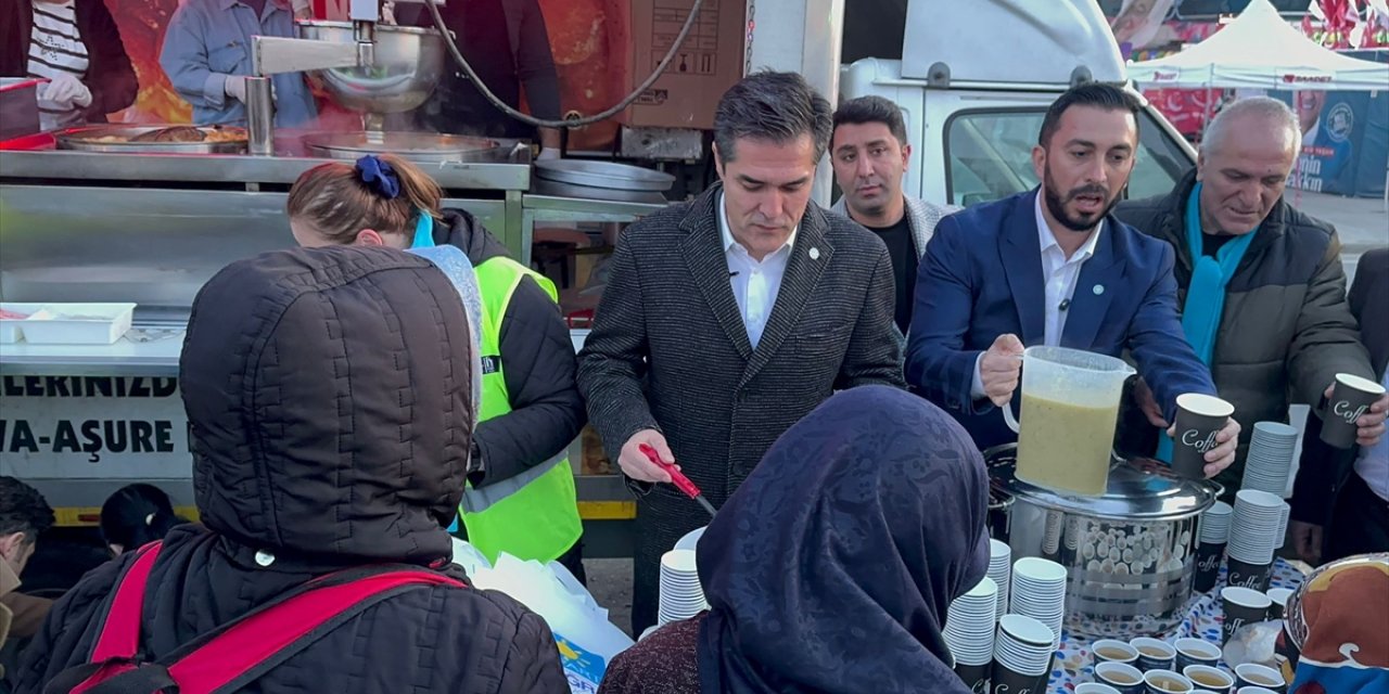 İYİ Partiden Çekmeköy'deki metro durağı çıkışında iftar programı