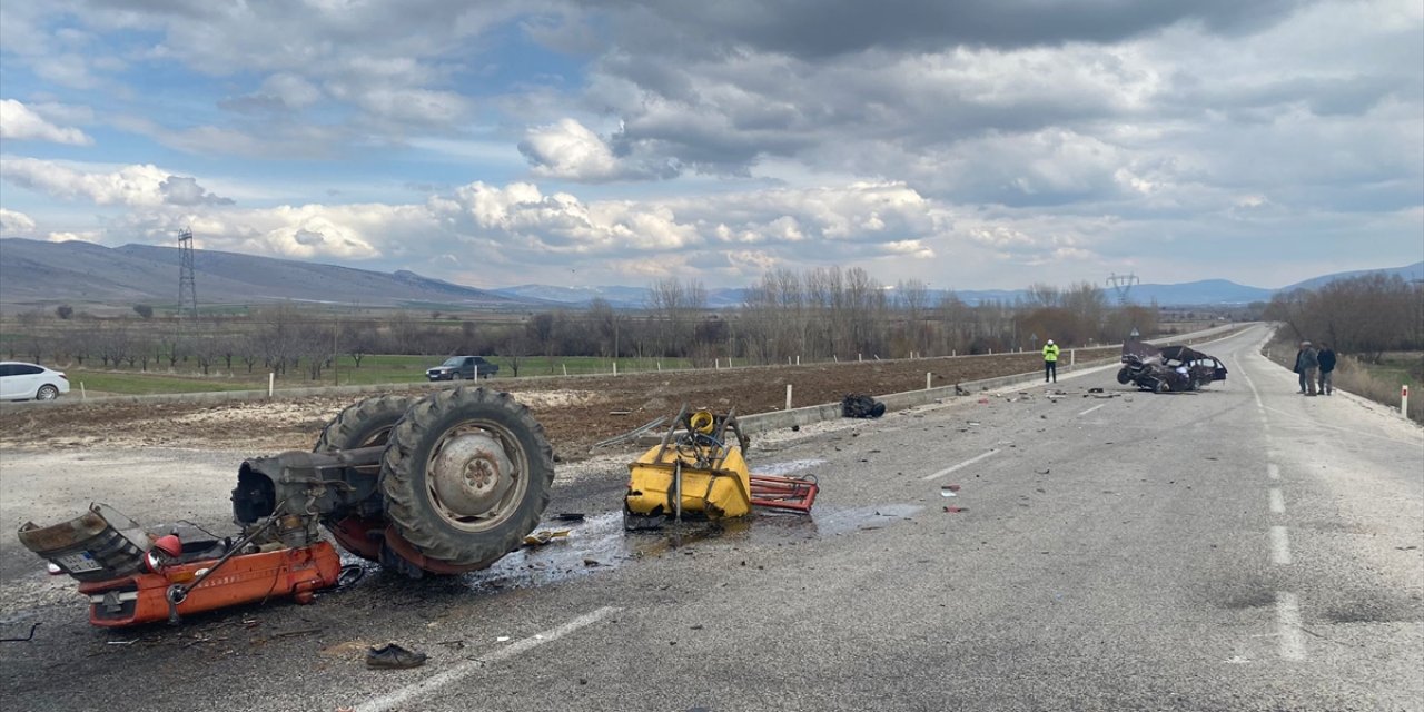 Isparta'da otomobil ve traktörün çarpıştığı kazada 4 kişi yaralandı