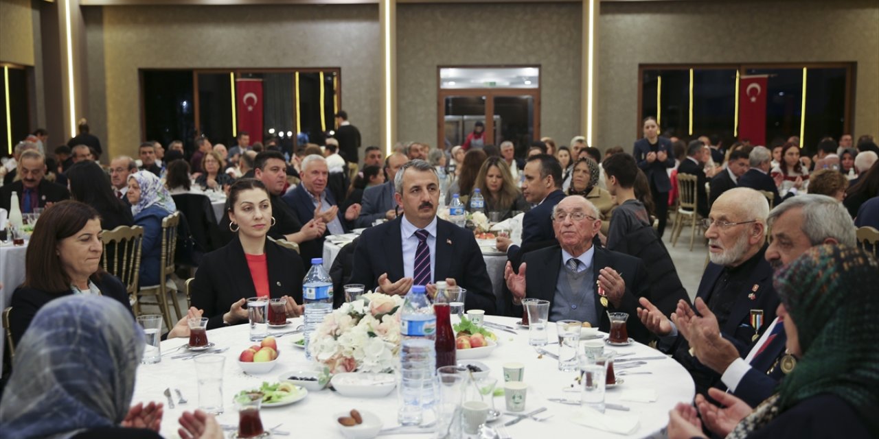 Edirne Valisi Yunus Sezer, şehit aileleri ve gazilerle iftarda buluştu