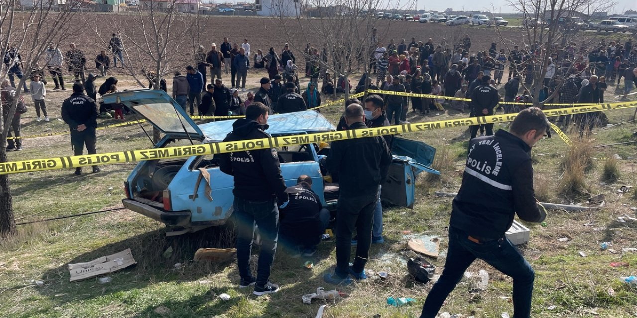Konya'da otomobil otobüs durağında bekleyenlere çarptı, 4 kişi öldü