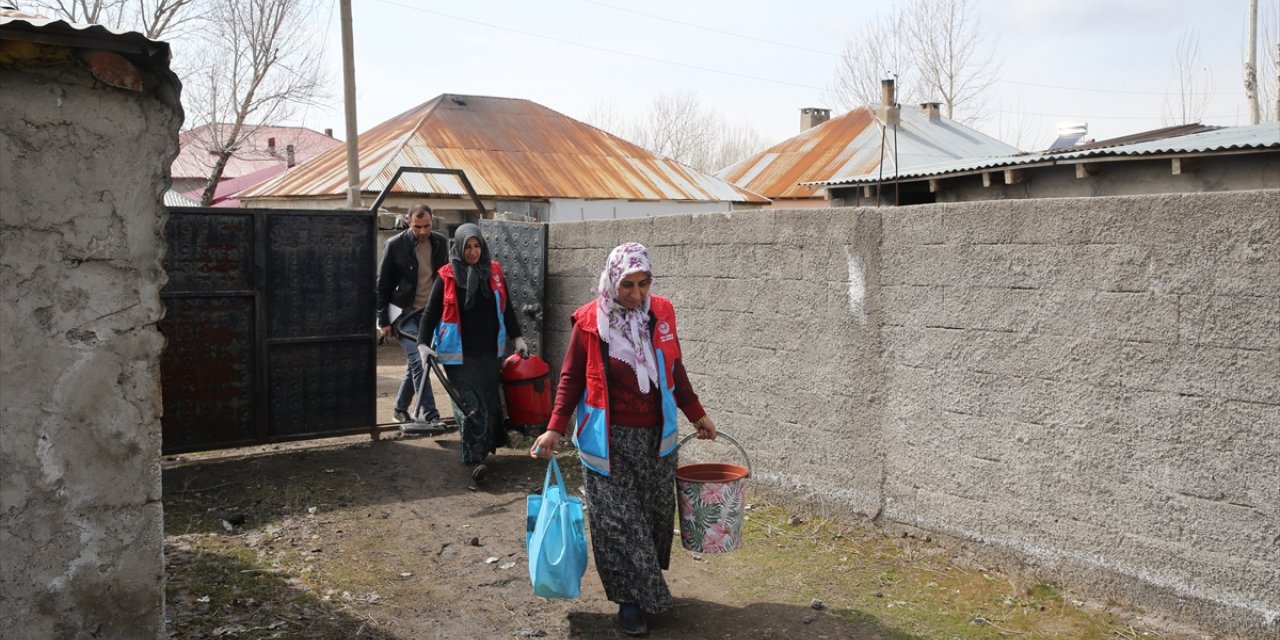 Vefa ekibi ihtiyaç sahibi ailelere ramazanda yemek ulaştırıyor