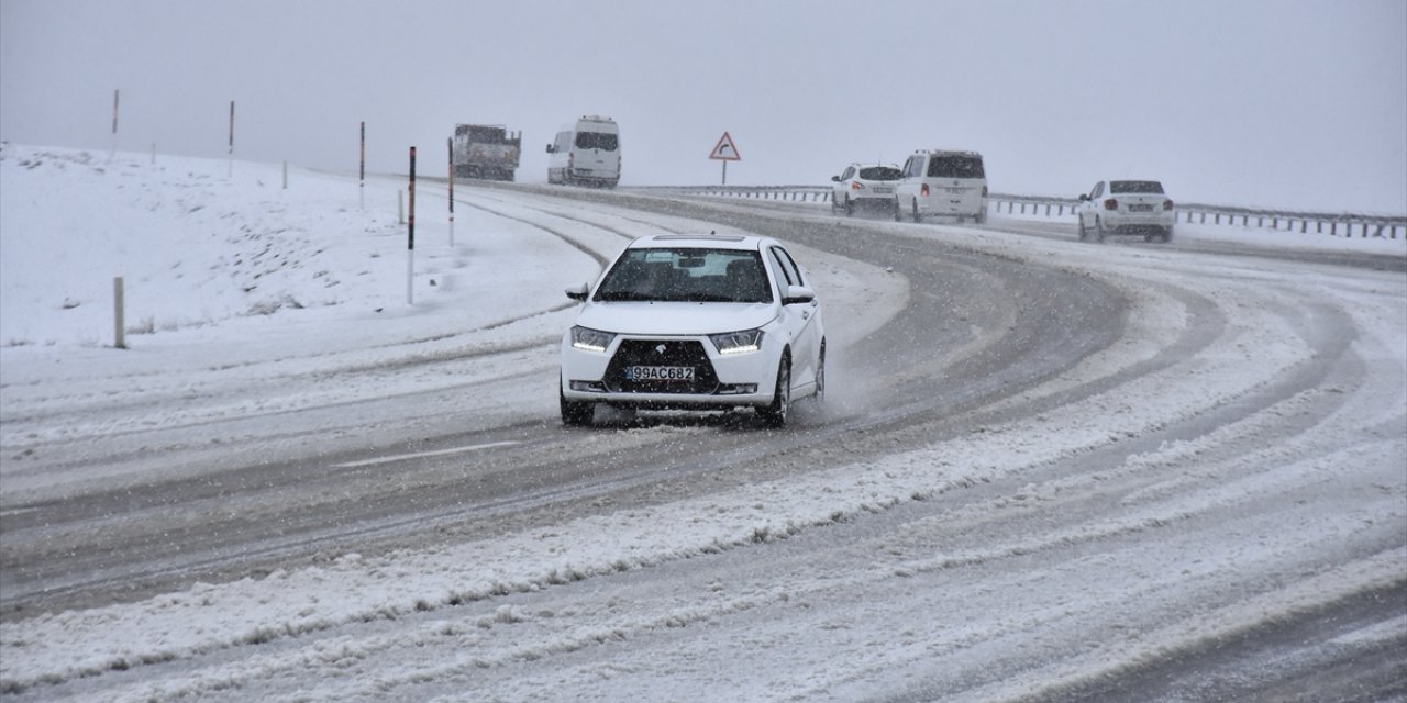 Van'da sağanak ve kar etkisini sürdürüyor