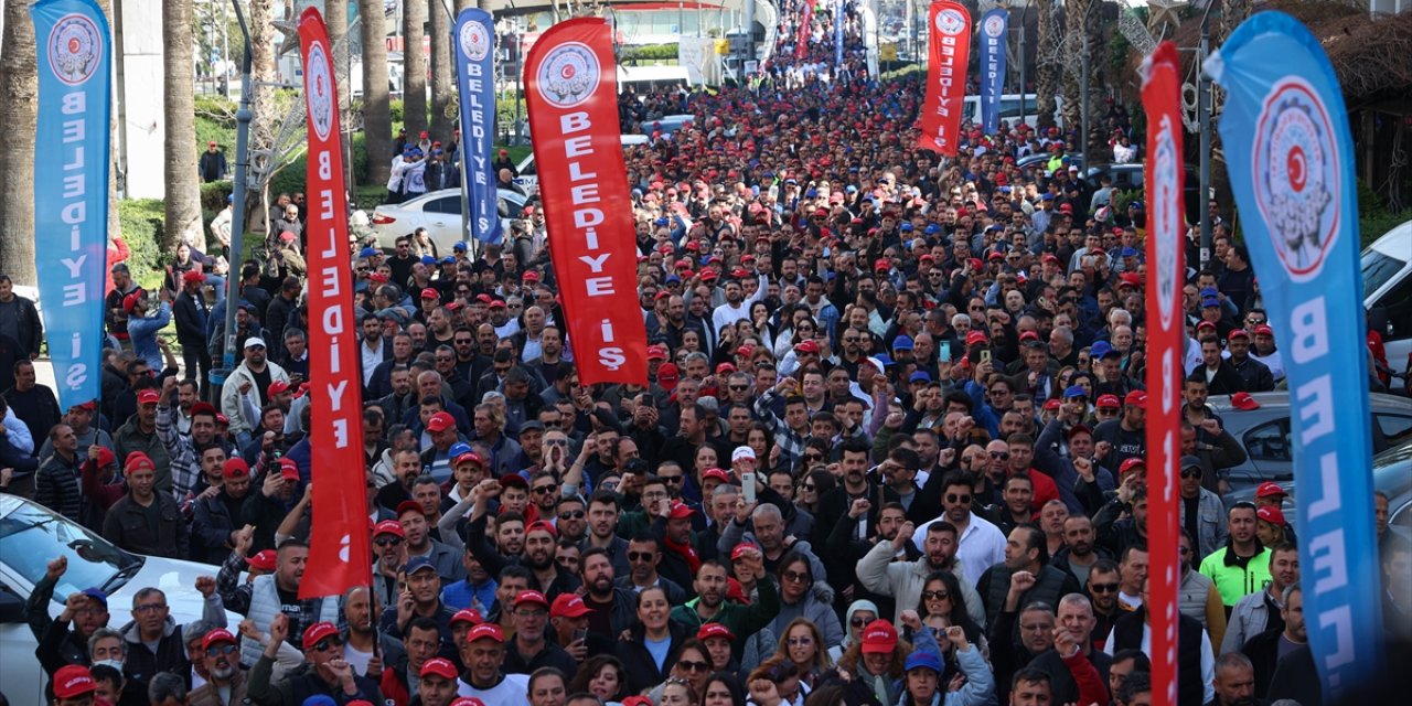 İzmir'de TİS görüşmelerinden sonuç alamayan Büyükşehir Belediyesi işçileri eylem yaptı