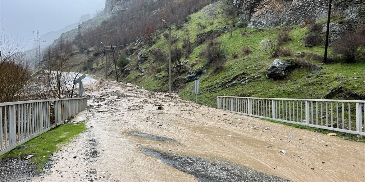 Şırnak'ta sağanak sonucu debisi yükselen akarsu taştı Uludere yolu ulaşıma kapandı