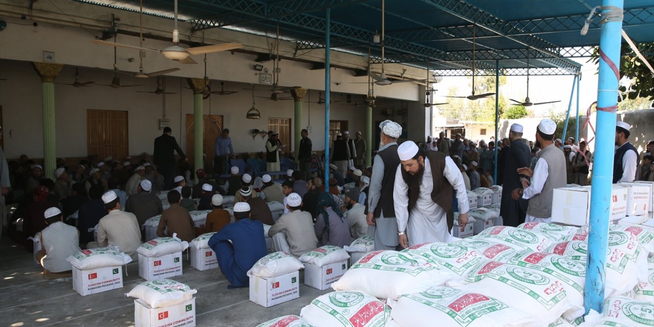 Pakistan'daki Türkler, ihtiyaç sahiplerine ramazan kolisi dağıtımına başladı