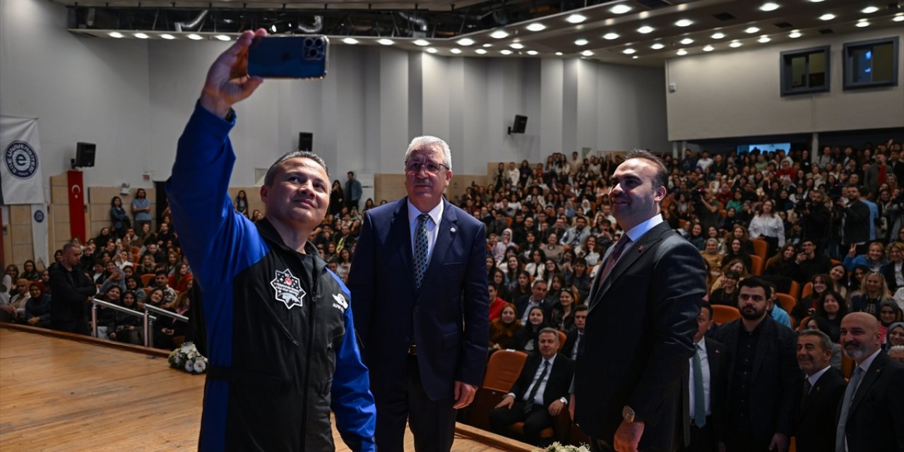 Türkiye'nin ilk astronotu Alper Gezeravcı, İzmir'de gençlerle buluştu