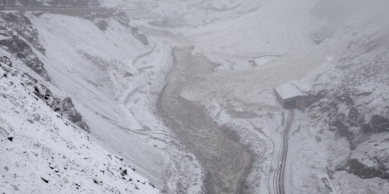 GÜNCELLEME - Hakkari-Çukurca kara yolu çığ nedeniyle kapandı