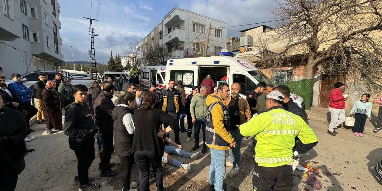 Kilis'te otomobil ile motosikletin çarpıştığı kazada 3 kişi yaralandı