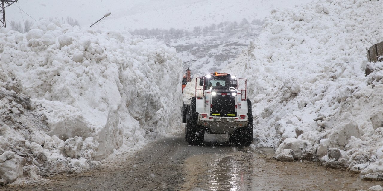 Çığ nedeniyle kapanan Hakkari-Çukurca kara yolu açıldı