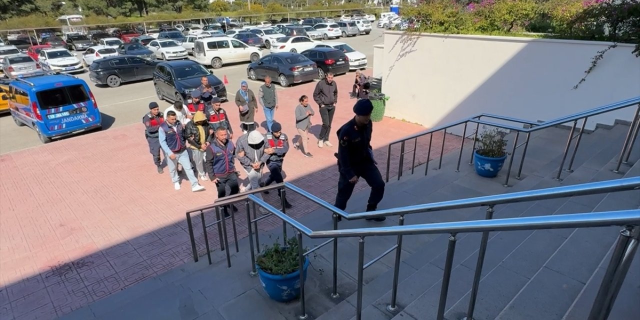 Bodrum'da göçmen kaçakçılığı yaptığı iddia edilen 3 zanlı tutuklandı