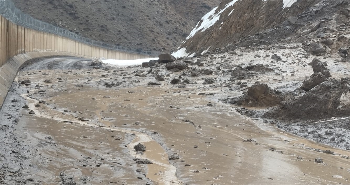 Hakkari'de etkili olan karla karışık yağmur, heyelan ve taşkınlara yol açtı