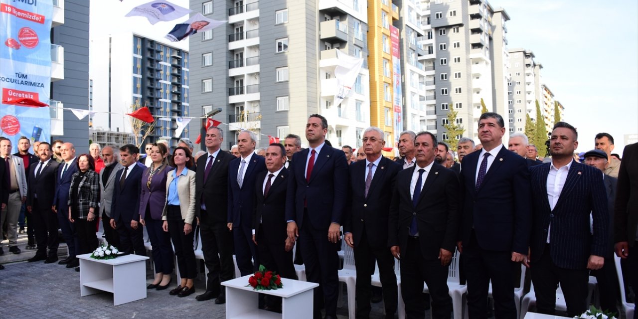 Antalya'daki kentsel dönüşüm projesinde hak sahiplerine anahtarları verildi