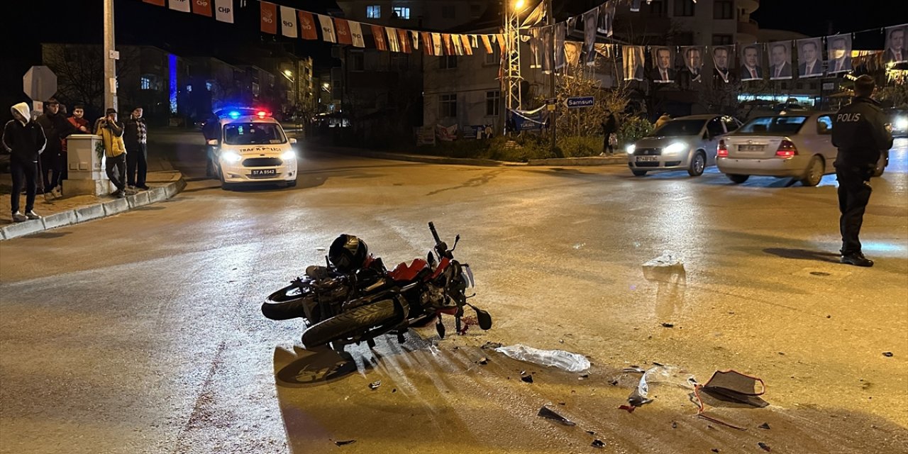 Sinop'ta motosikletle otomobilin çarpıştığı kazada 2 kişi yaralandı