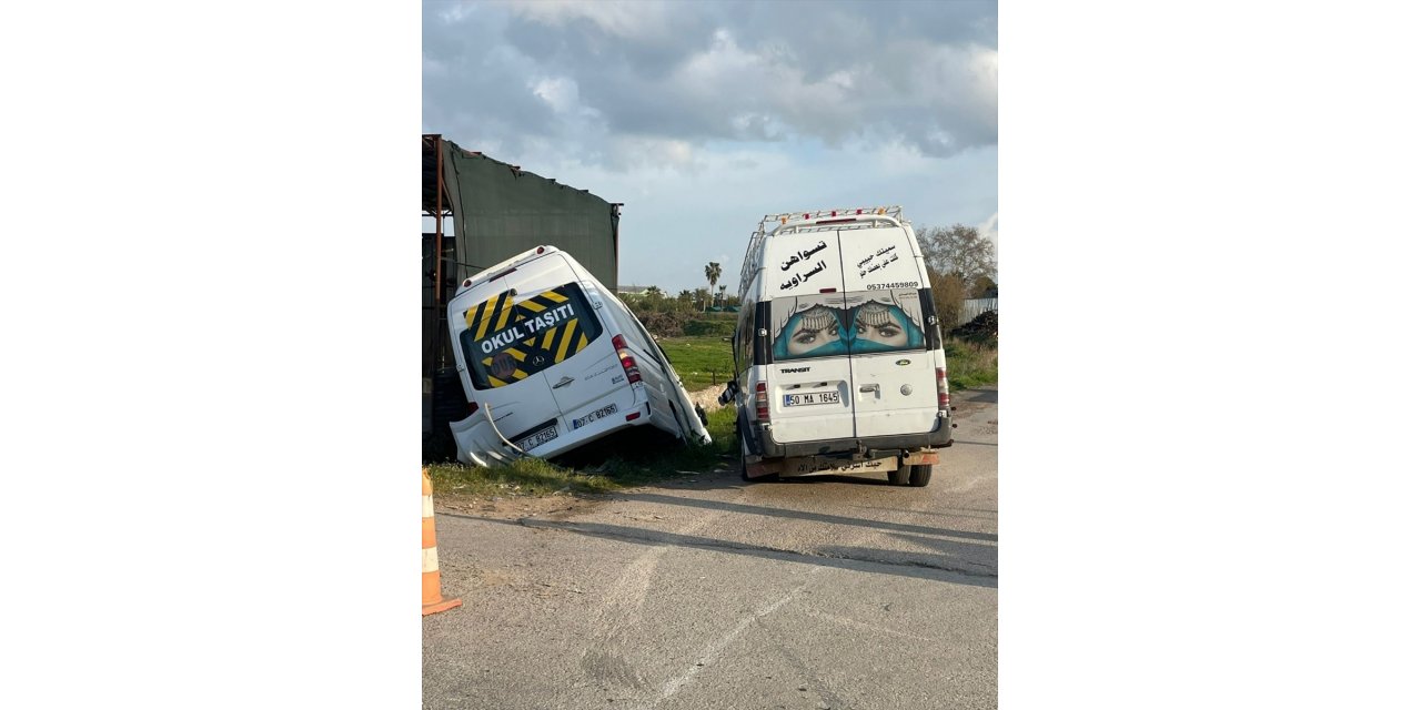 Antalya'da öğrenci servisi ile minibüs çarpıştı, 9 kişi yaralandı