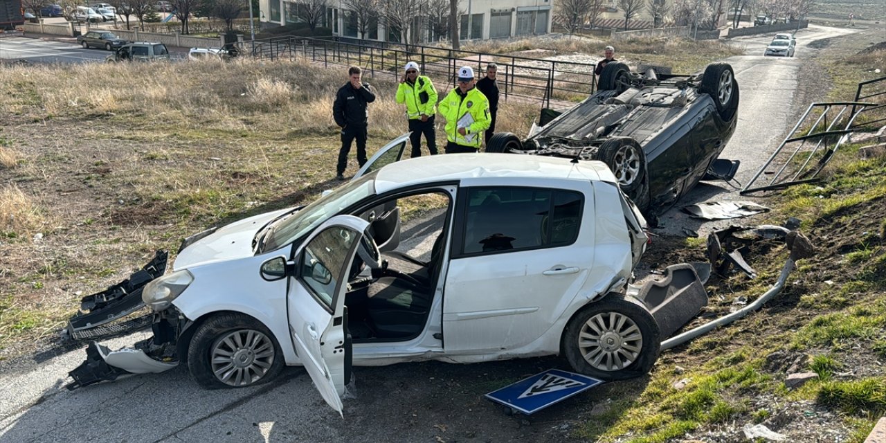 Kayseri'de yaya geçidindeki trafik kazası güvenlik kamerasına yansıdı