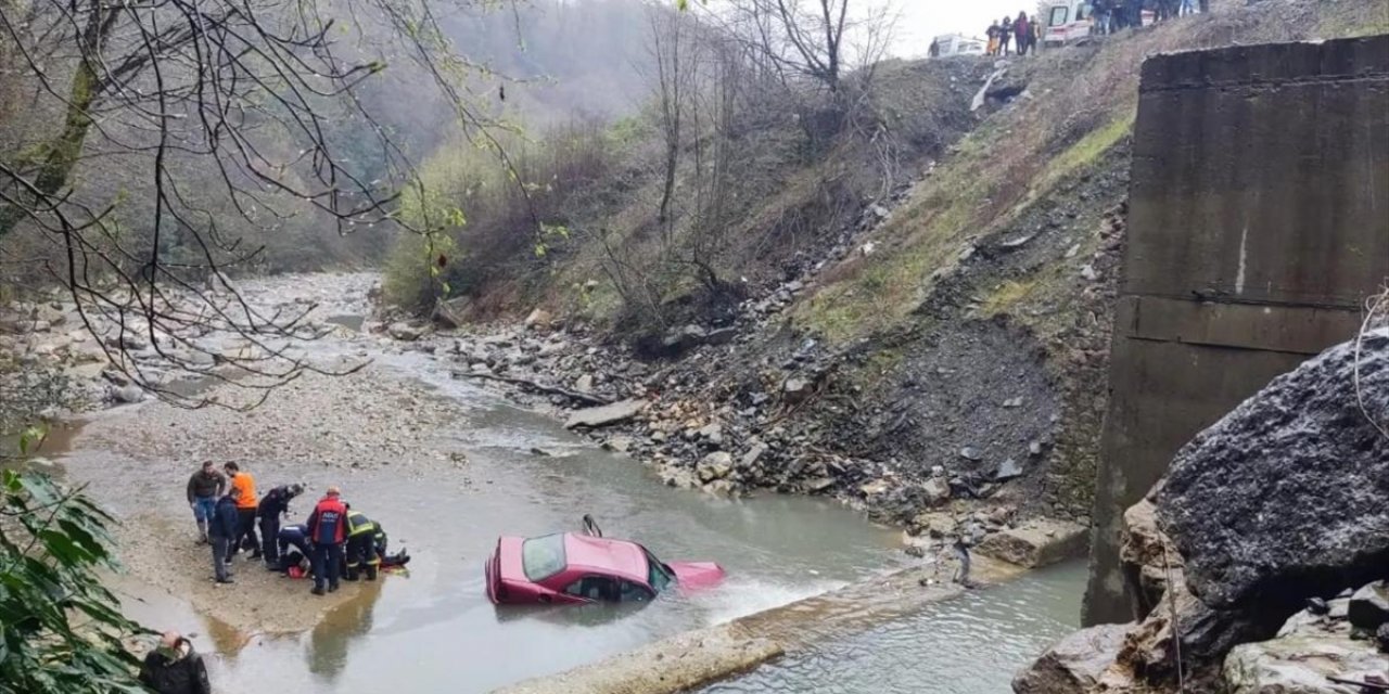 Zonguldak'ta dereye devrilen otomobilin sürücüsü yaralandı