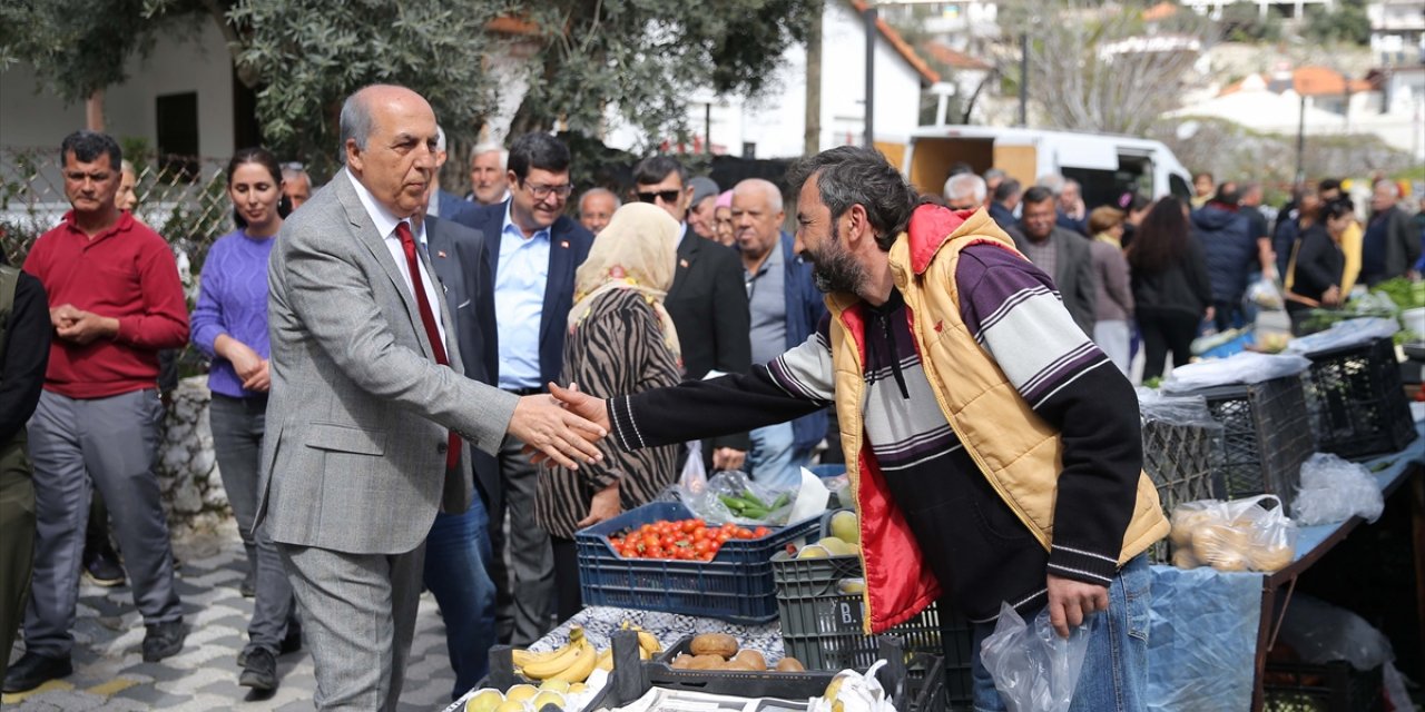 Muğla Büyükşehir Belediye Başkan adayı Ayaydın, Milas'ta pazar yerini ziyaret etti