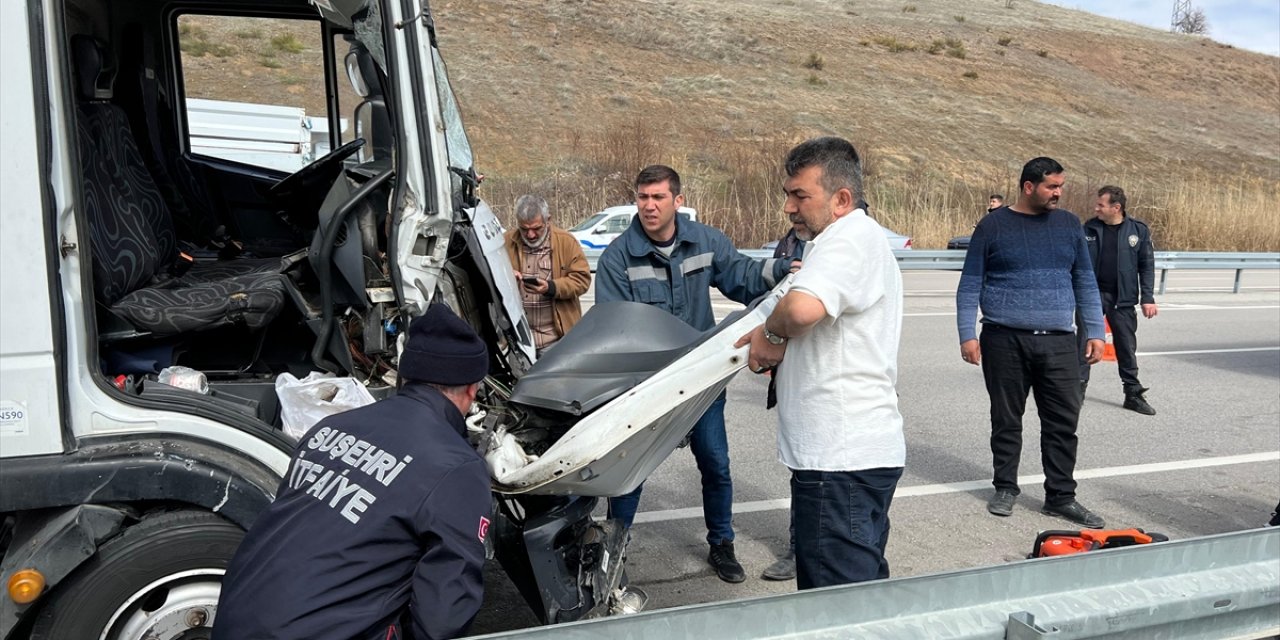 Sivas'ta tıra çarpan kamyonda sıkışan kişiyi itfaiye ekipleri kurtardı