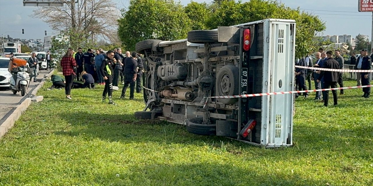 Antalya'da devrilen kamyonetteki infaz koruma memuru hayatını kaybetti