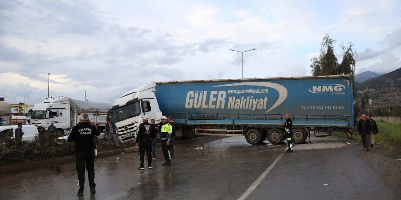 Hatay'da tır ile kamyonun çarpışması sonucu 3 kişi yaralandı