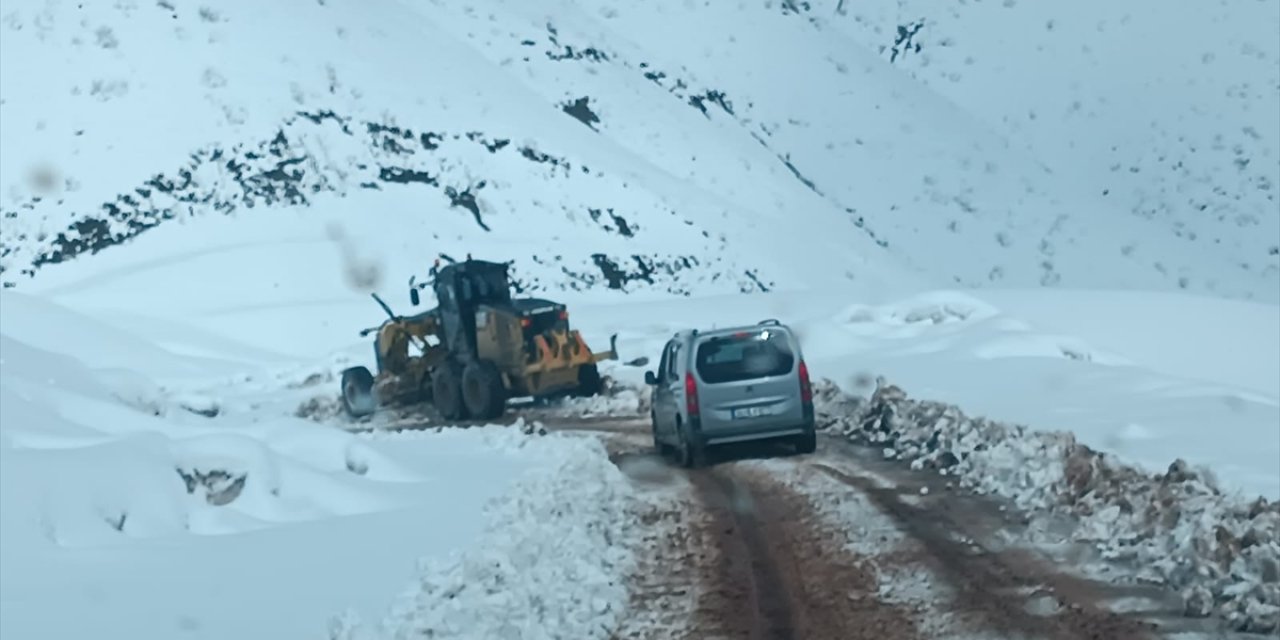 Siirt'te karda mahsur kalan 2 araç kurtarıldı