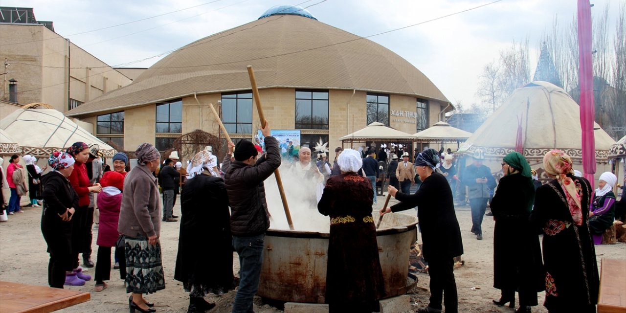 Kırgızistan'da Nevruz Bayramı öncesinde "sümölök" tatlısı pişirilmeye başlandı