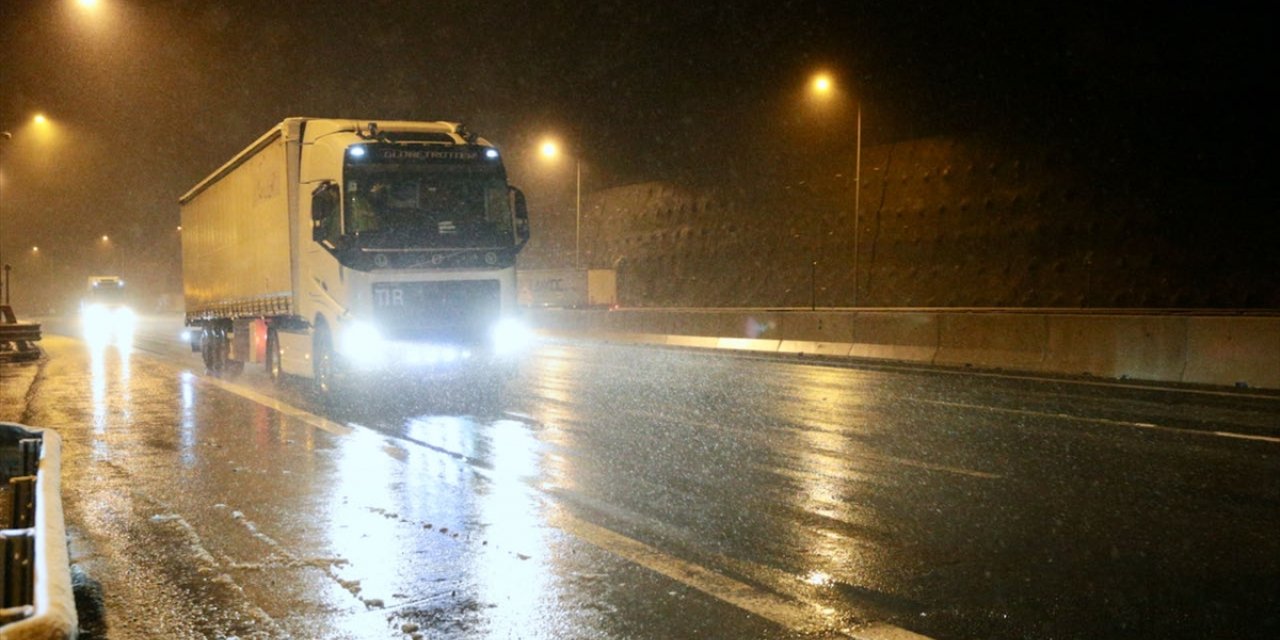 Bolu Dağı'nda kar yağışı etkili oluyor