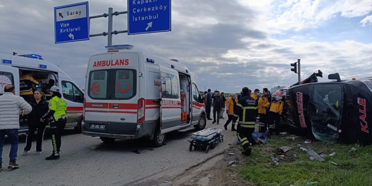 Tekirdağ’da minibüs ile tır çarpıştı, kaza yerine çok sayıda ambulans sevk edildi